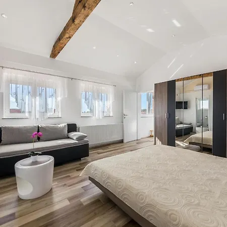 Stunning In With Kitchen Apartment *