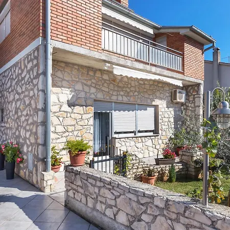 Stunning In With Kitchen Apartment *